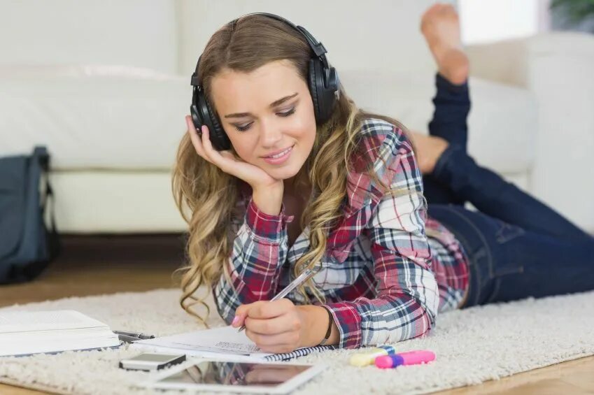 Listening to music playing games. Английский на слух. Аудирование. Студенты аудирование. Прослушивание английского языка.