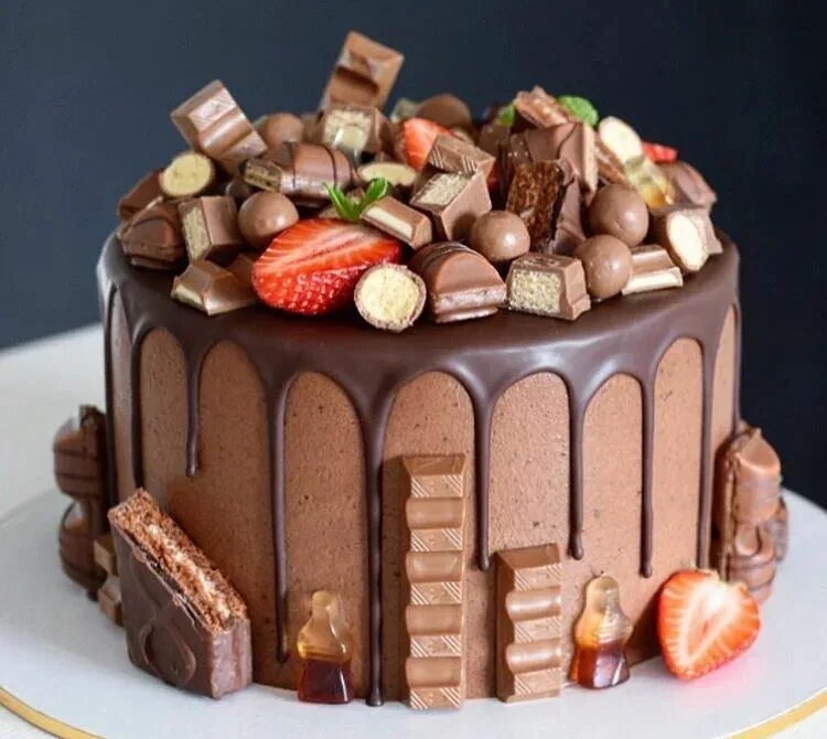 Торт домашний для мужчины. Украшение торта. Украшение торта конфетами. Украшение торта шоколадными конфетами. Торт с шоколадным декором.