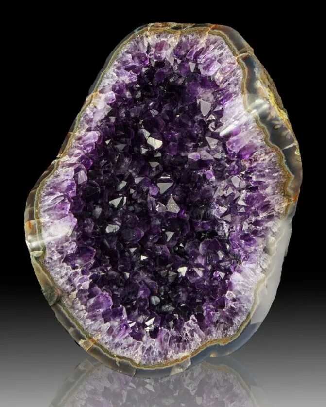 минерал фиолетового цвета. минерал фиолетового цвета. фиолетовый кварц аметист. природный камень фиолетового цвета. фиалковый аметист.