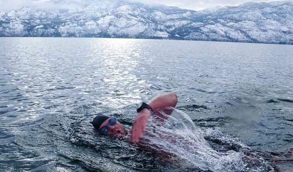 Плыть в холодной воде. Купание в холодной воде. Плавание в ледяной воде. Человек в холодной воде. Купание в холодном море.