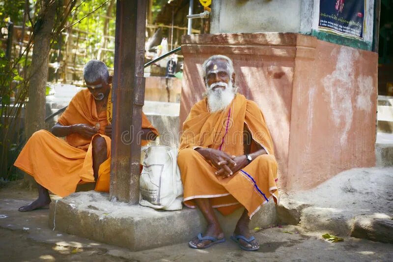 Почему индийские монахи делали посох многогранным. Садху сикхов Индии. Одежда индийских монахов. Индийский монах. Одежда монахов Индии.