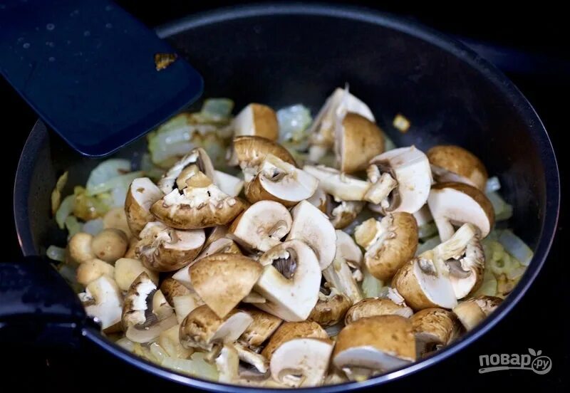Как потушить шампиньоны. Как потушить шампиньоны. Грибы шампиньоны сметанном соусе. Свинина жареная с шампиньонами. Тушеные шампиньоны.