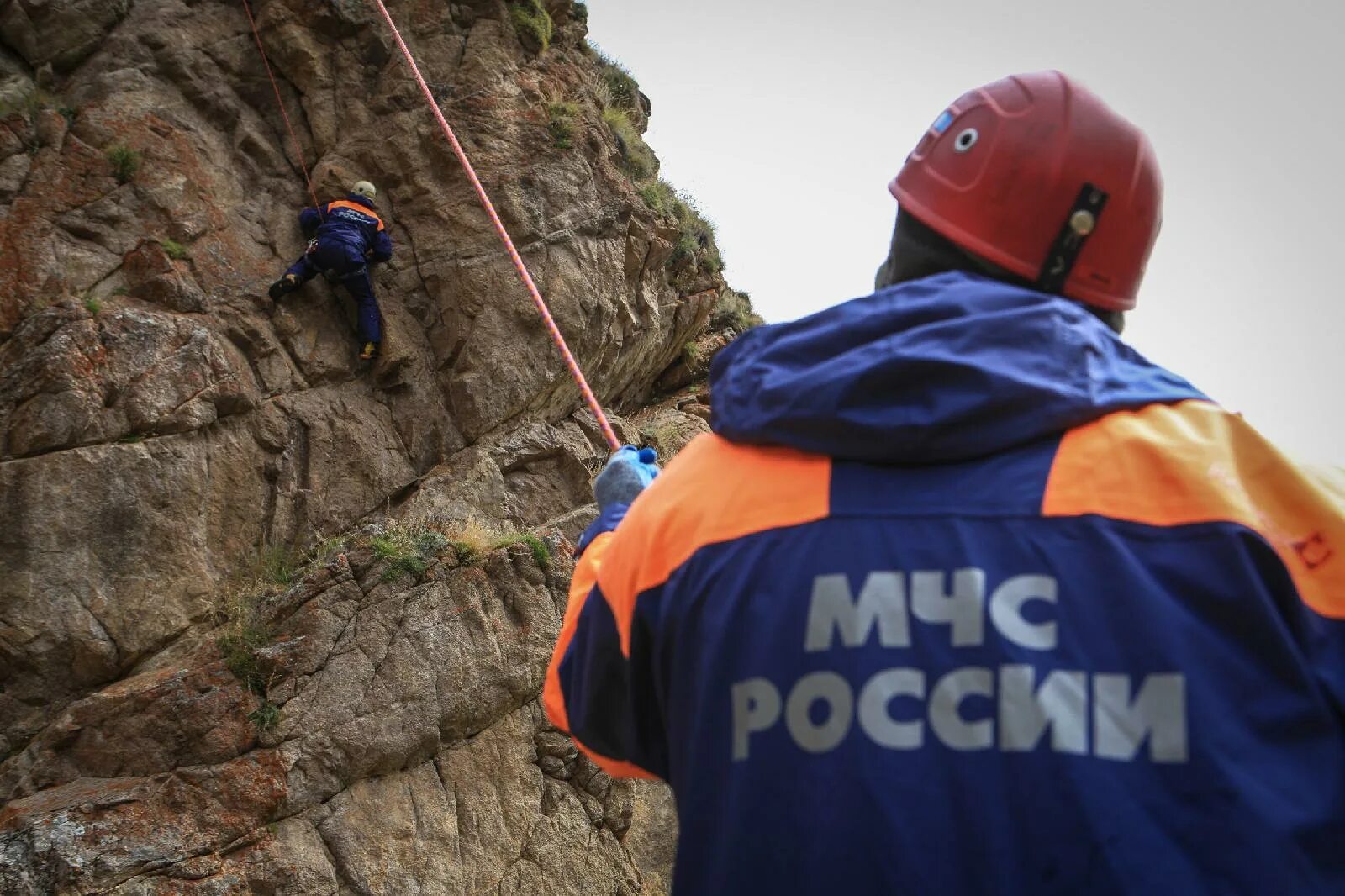 Безопасность на горе. МЧС России спасение людей в горах. Спасатель альпинист МЧС. Альпинисты спасатели МЧС России. МЧС России спасениет вгорах.