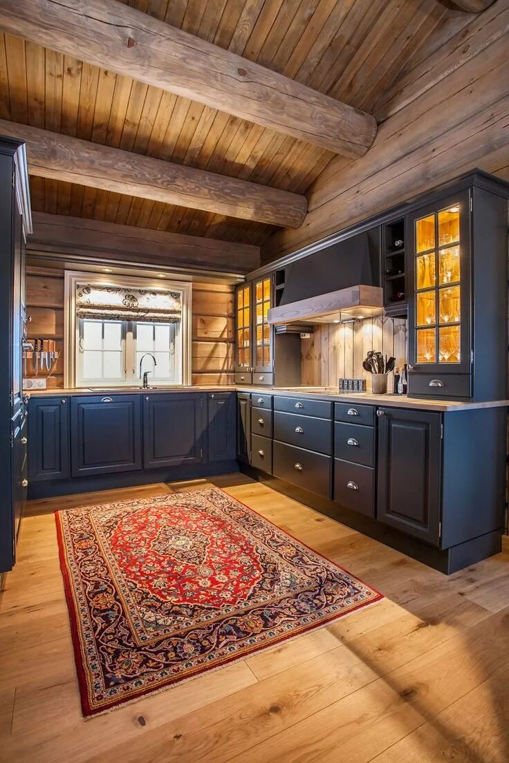 Деревянный дом внутри кухня. Деревянный дом внутри кухня. Кухня в бревенчатом доме. Кухни вдеревяннгм доме. Кухня в деревянном доме.