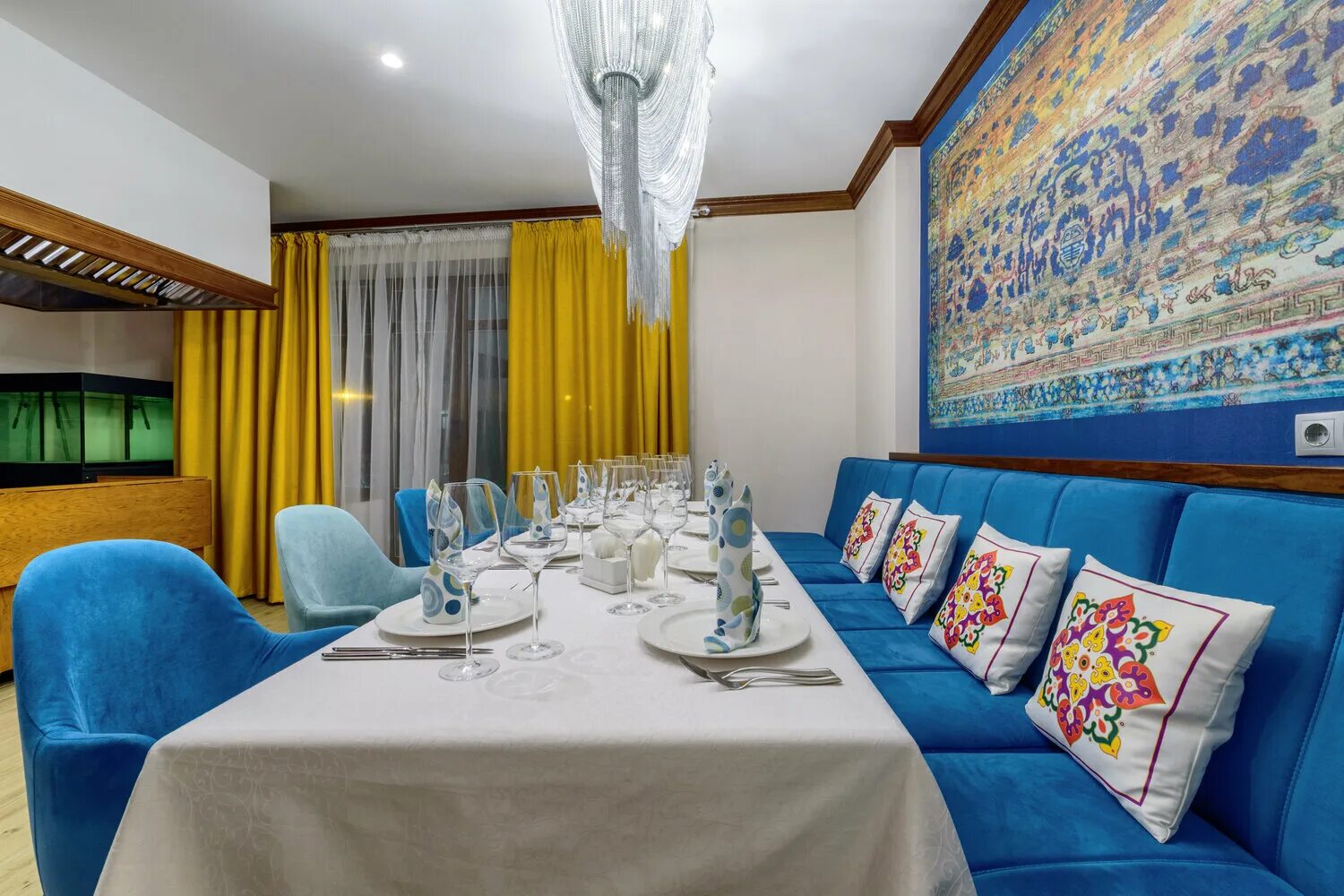 Главная мечеть татарстана кул-шариф. Мечеть в казани ночью. Куль казань. Татарская усадьба зал алтын куль. Кафе татарская усадьба казань.