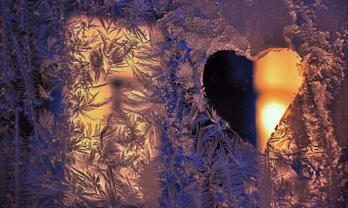 Зимнее окно. Сердце на зимнем окне. Сердце на снегу. Замерзшее окно.