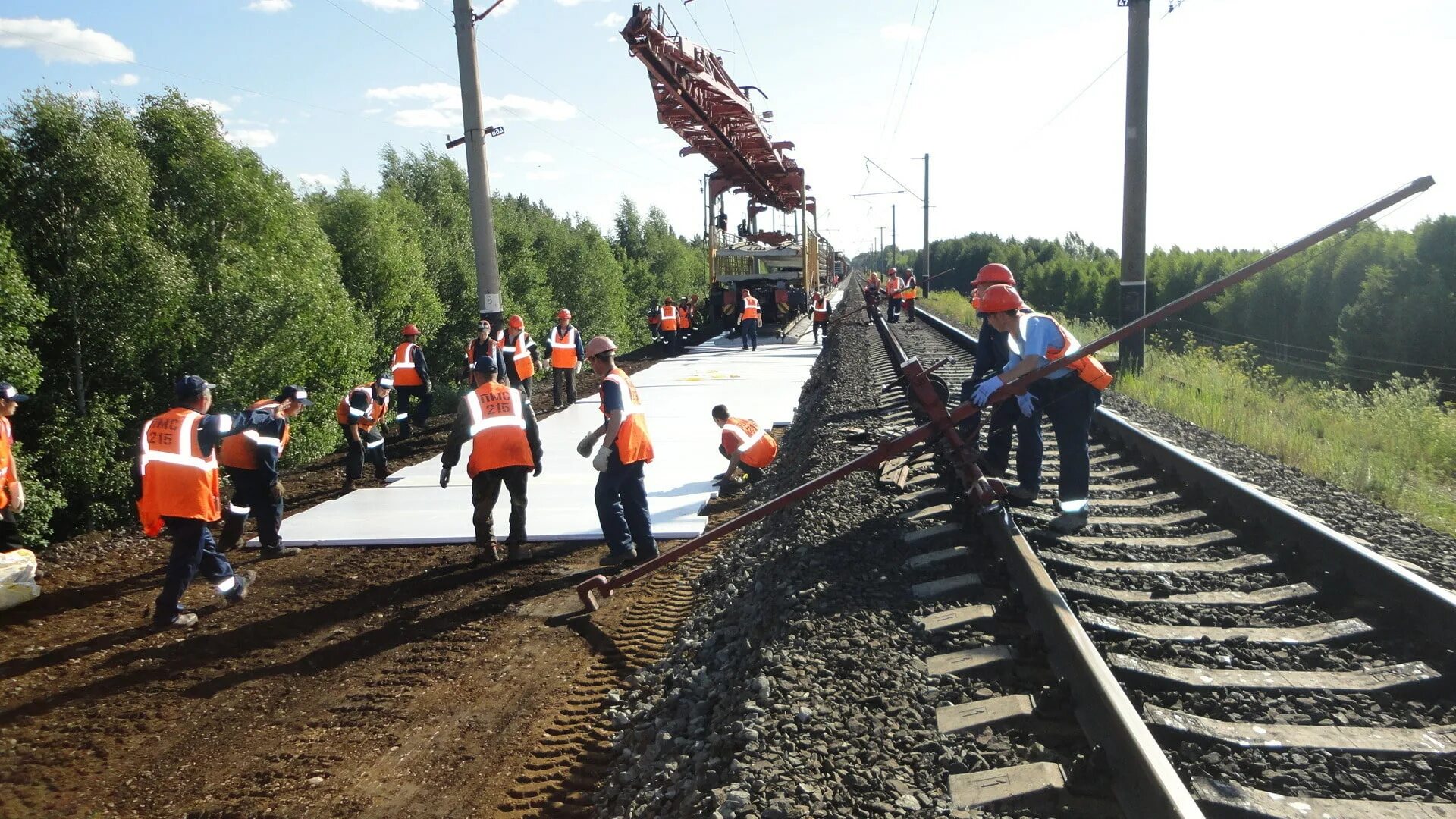 Уровень железной дороги. Монтёр пути ПМС 22. Путевой машинной станции РЖД. ПМС Путевая Машинная станция. Геотекстиль РЖД.