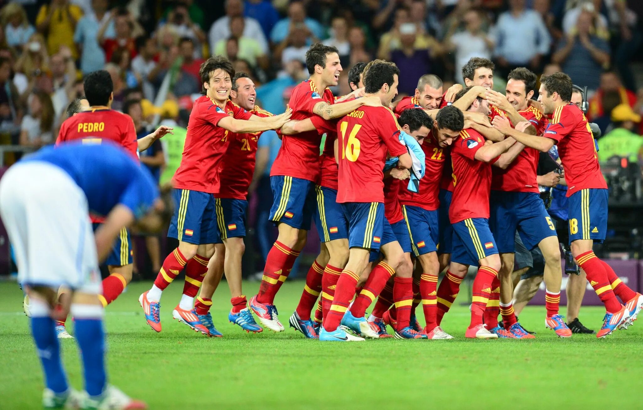 Испания футбол европа. Испания 2012 финал. Чемпионат Европы 2012 финал. Чемпионат Европы по футболу 2012. Легенды Испании по футболу.