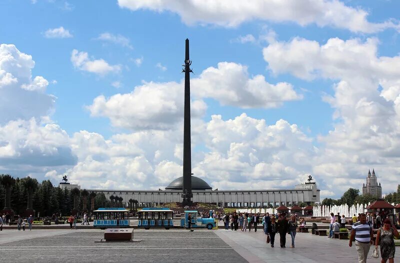 Мемориал в парке победы на поклонной. Мемориал Поклонная гора. Парк Победы на Поклонной горе. Мемориал Победы на Поклонной горе в Москве. Парк Победы монумент Победы.