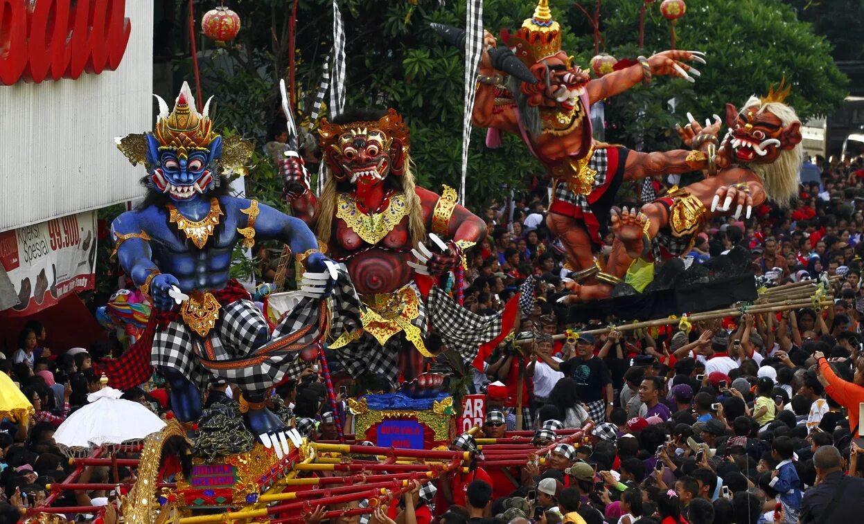Парад ого ого. Ниепи Бали. Ньепи Индонезия. Парад ОГО ОГО на Бали. Ньепи. Ньепи — Балийский «день тишины».