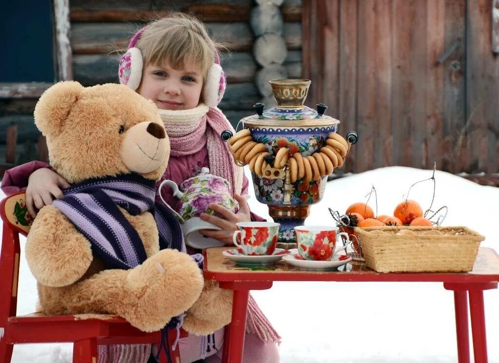 Девушка с самоваром. Чаепитие за столом. Семейное чаепитие. Чаепитие с самоваром. Чаепитие для детей.