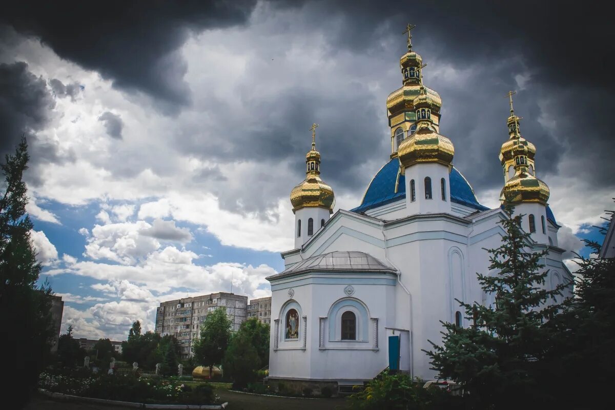 Ровеньки область. Ровеньки храм Рождества Пресвятой Богородицы. Ровеньки кафедральный собор. Ровеньки Луганская область. Кафедральный собор Ровеньки Луганская область.