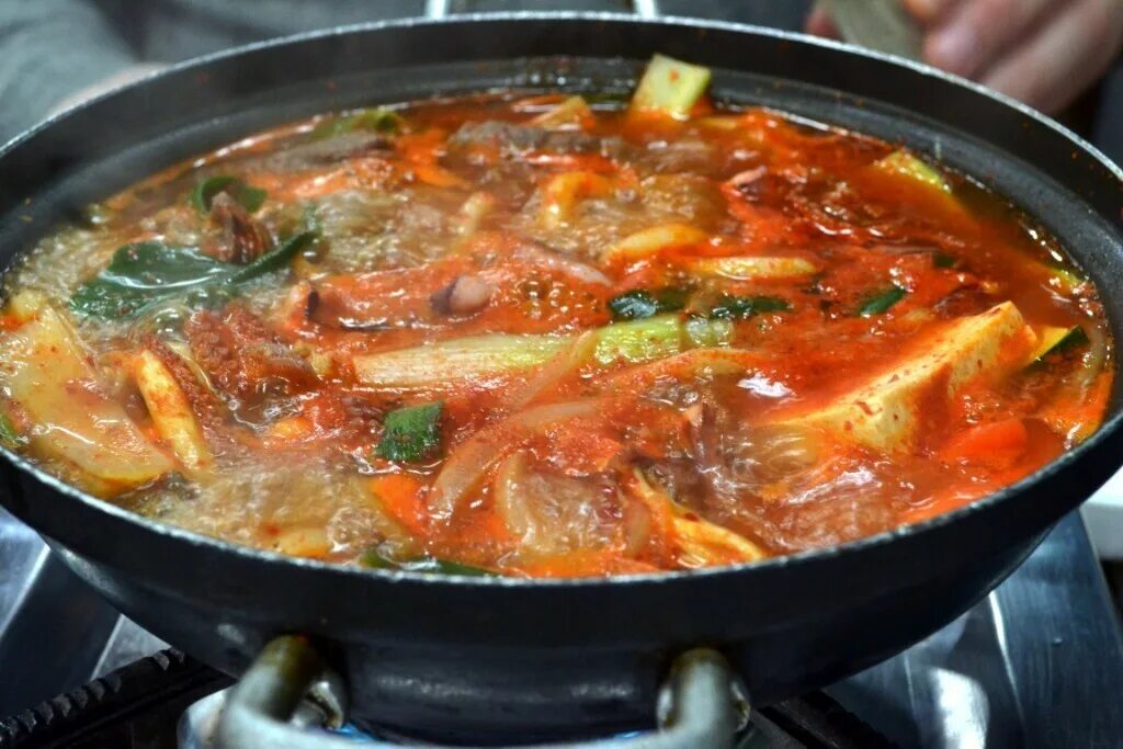 Рецепт супа без мяса. Хэмуль чонголь. Чонголь суп. Корейская кухня чиге и чонголь. Хэмуль чонголь» - солянку из морепродуктов.