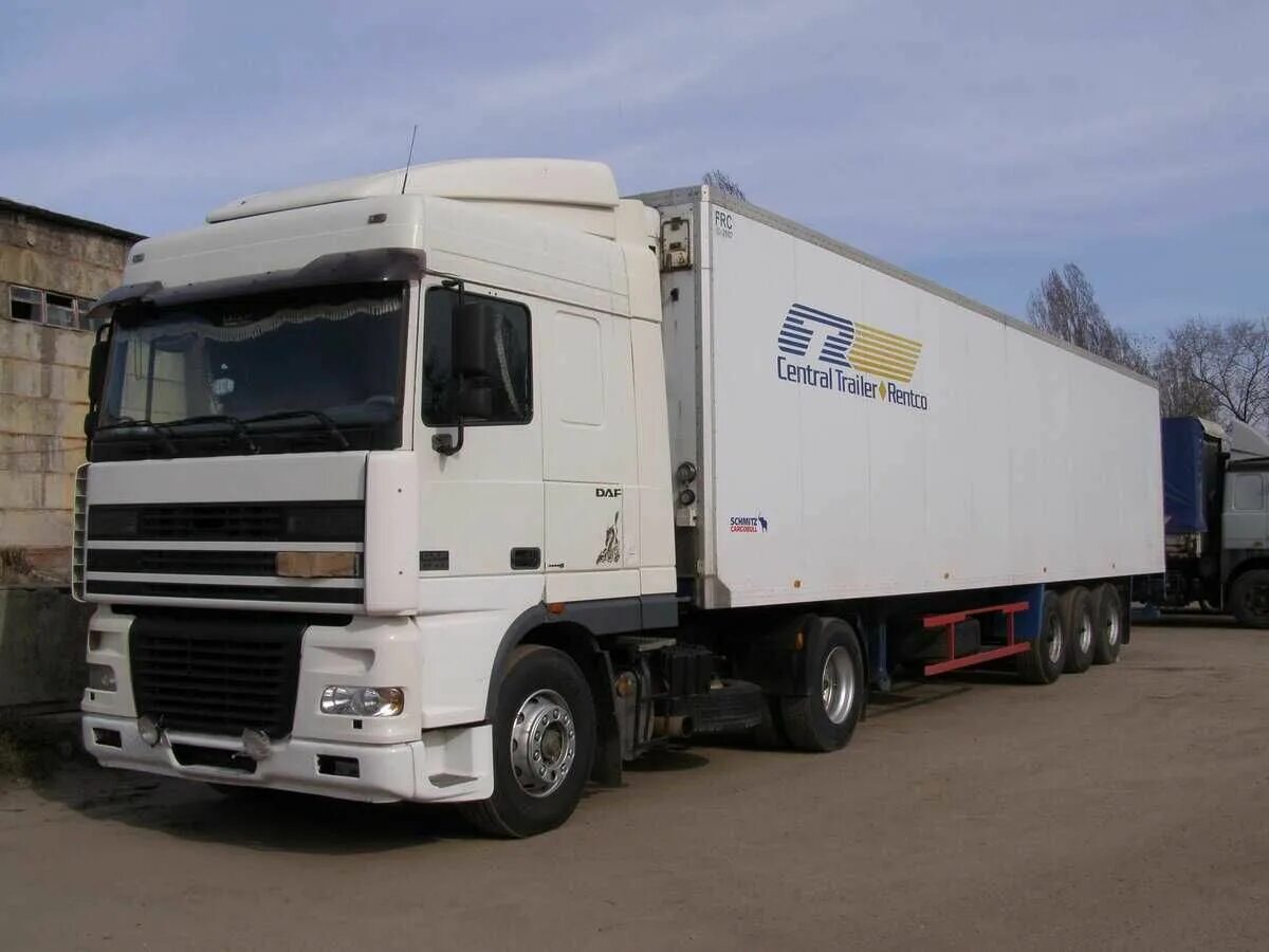 Грузы караганде. DAF 95 2001. Даф 95 сцепка. DAF 2001. Даф 95 XF С рефрижератором.