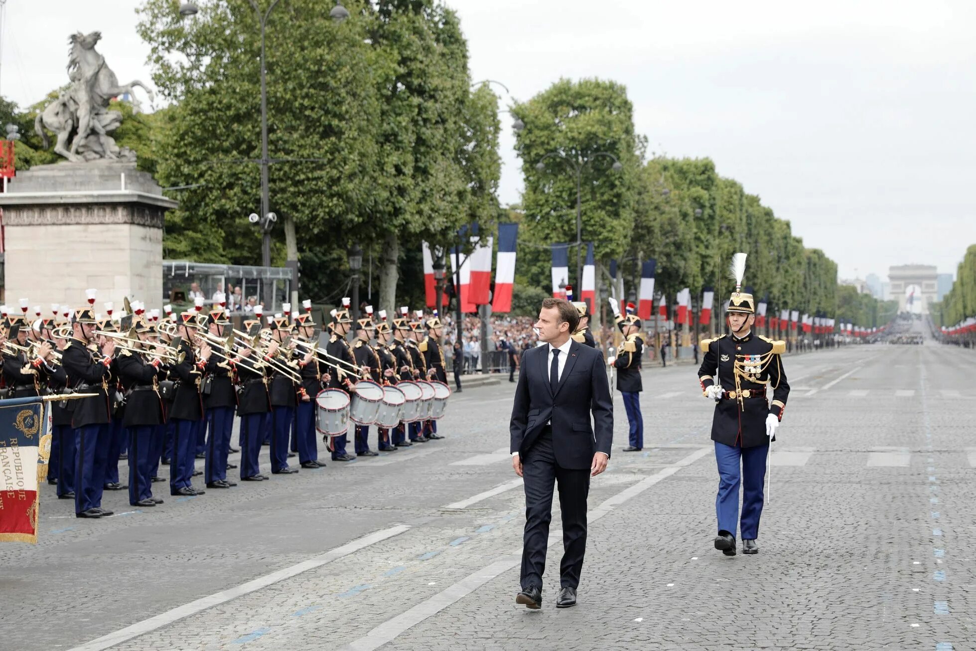 Национальный праздник Франции 14 июля. 14 Июля день взятия Бастилии. 14 Июля день взятия Бастилии во Франции. Парад в Париже в день взятия Бастилии.