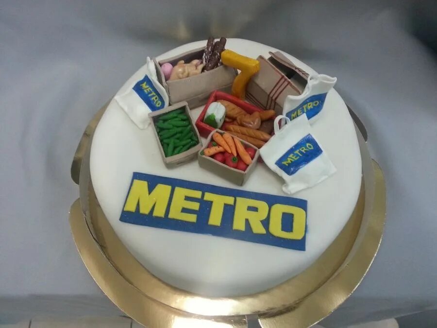 Торт метро купить. Корпоративный торт. Торт для организации с логотипом. Оригинальный корпоративный торт. Корпоративный торт из мастики.