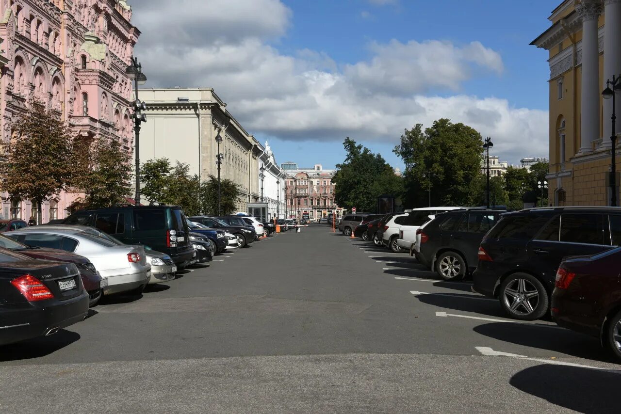 Парковка спб новости. Питер стоянка. Александринский театр СПБ парковка. Припаркованные машины в центре СПБ.