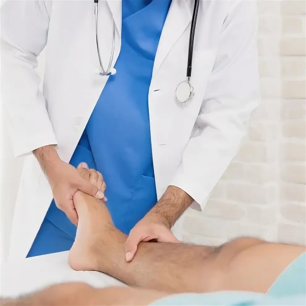 Искусственное дыхание девушке. Woman touching another woman. Give treatment. Give treatment. Give treatment.