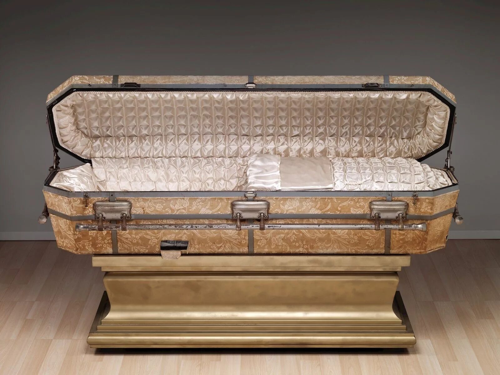 Coffin and Casket. Декоративный гроб. Красивые гробы. Laylay the coffin