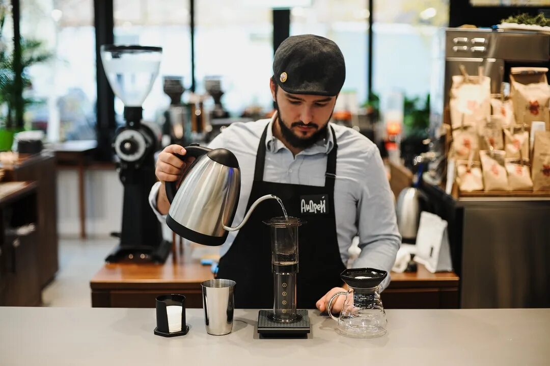 Бариста ругается с посетительницей кофейни. Кофейня skuratov coffee. скуратов бариста. кофейня скуратов москва. скуратов кофе баристы.