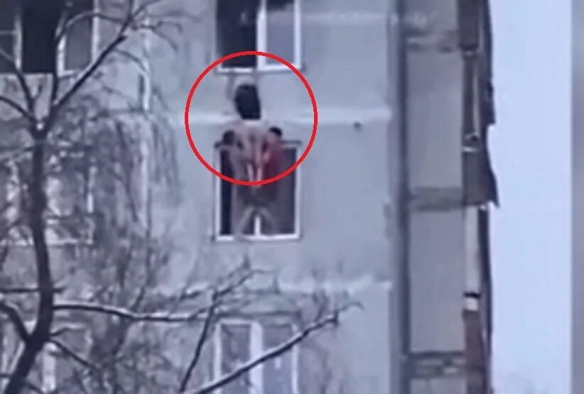 Спасли девушку из горящей квартиры в Москве. Пожар из окна. Девушка вылезает из окна. Парень спас девушку крокус
