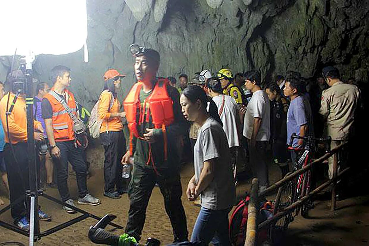 Спасательная операция в пещере тхамлуангнангнон. Пещера тхам луанг в таиланде. Детская футбольная команда из таиланда в пещере. Футбольная команда пещера. Спасательная операция в пещере тхамлуангнангнон.