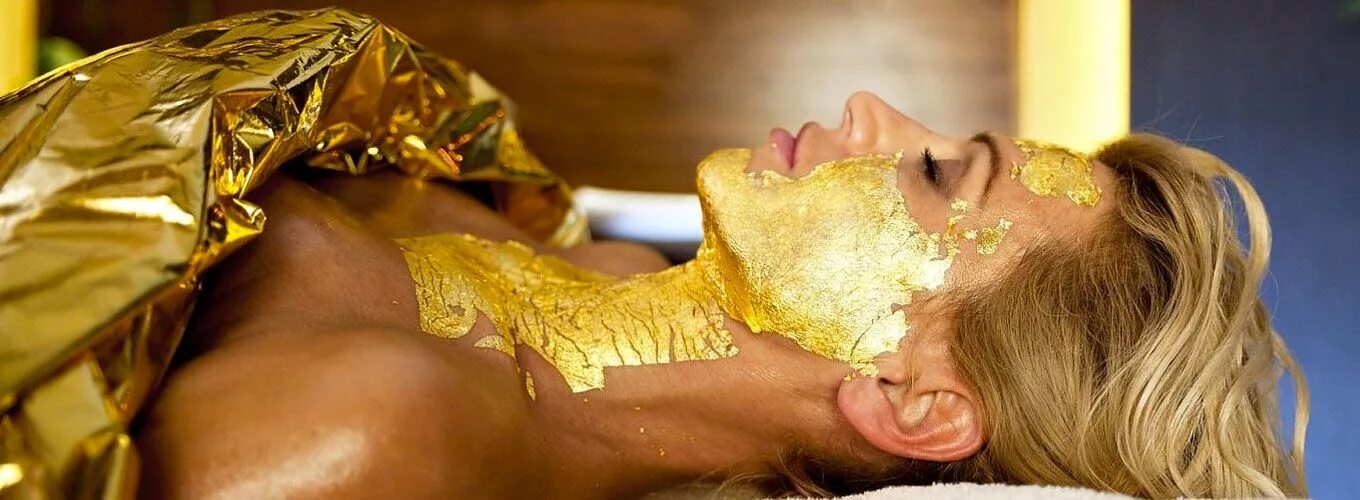 Женщина спа золото. Золотое обертывание. Уход за телом. Золотая маска для лица. Обертывание золотом.