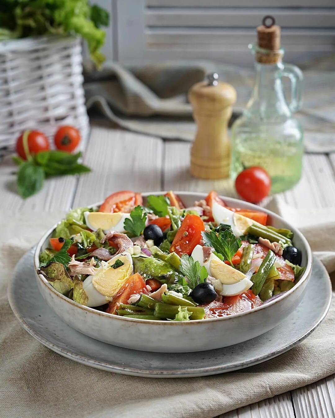 Салат на прозрачном фоне. Греческий салат. Salad food. Еда салат. Овощи на столе.