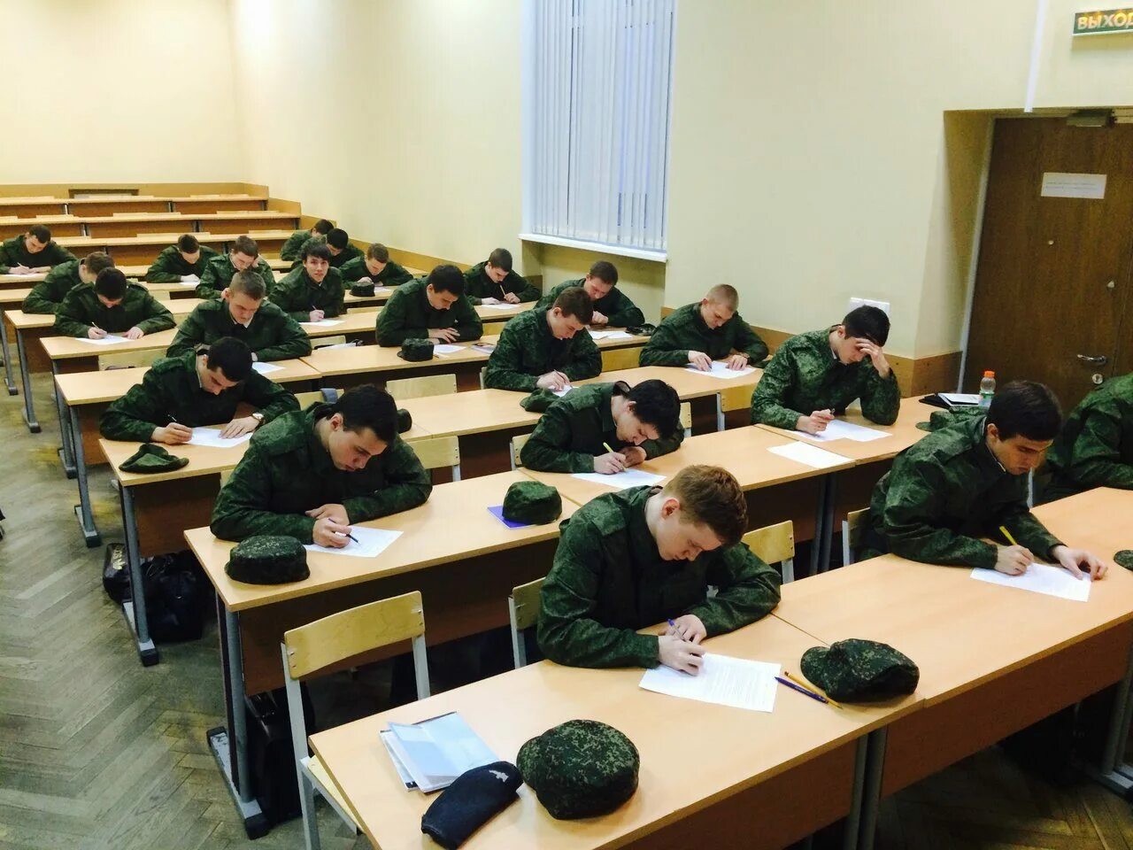 Армейское образование. Курсанты военных вузов. Подготовка военнослужащих. Военно учебный центр юургу. Курсанты на занятиях.