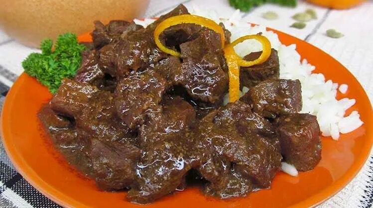 Как приготовить говяжьего сердце вкусно и быстро. Сердце говяжье тушеное. сердце свиное тушеное. блюда из говяжьего сердца. сердце телячье тушеное.