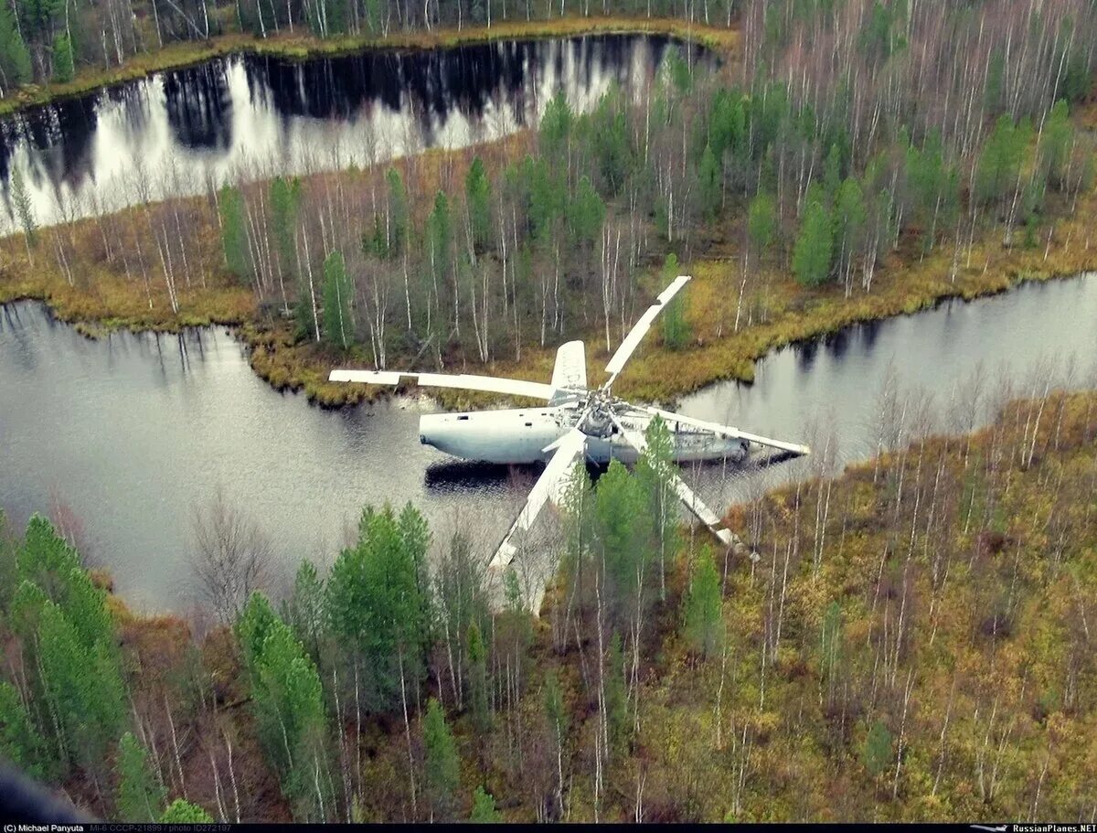 Ми 6 в реке. Вертолет ми 6 в Тарко Сале в болоте. Вертолет ми-6 в Тарко-Сале. Тарко-Сале вертолет в болоте. Вертолет ми 6 лежит в болоте Тарко Сале.