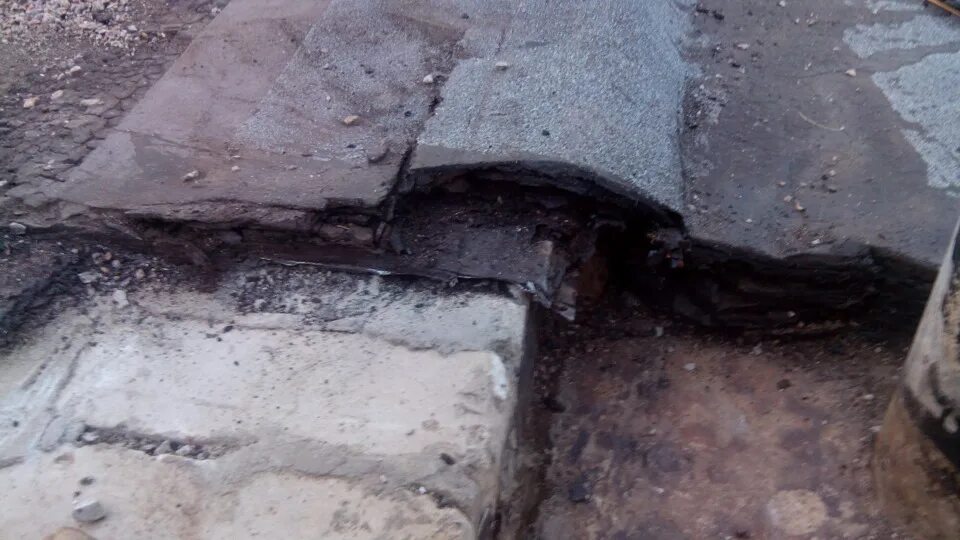 Гараж для дождя. Тизол рубероид. Старый рубероид. Стяжка кровли. Старый рубероид.