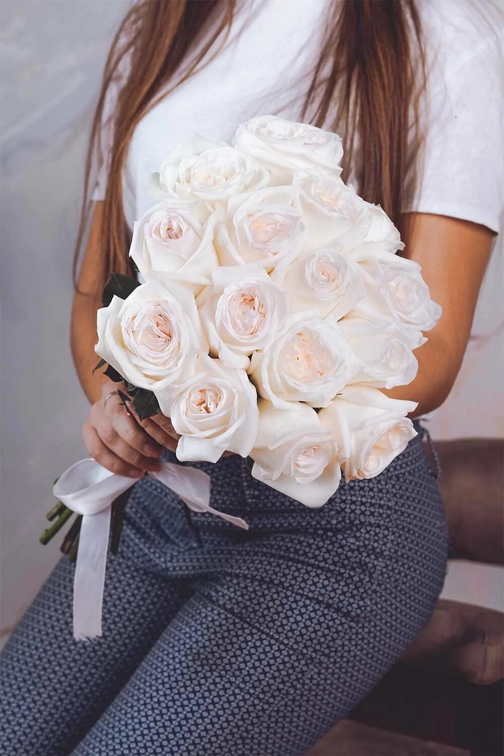 Белые розы в руках. Девушка с белыми розами. Девушка с букетом роз. Букет "девушке". Девушка с букетом белых роз.