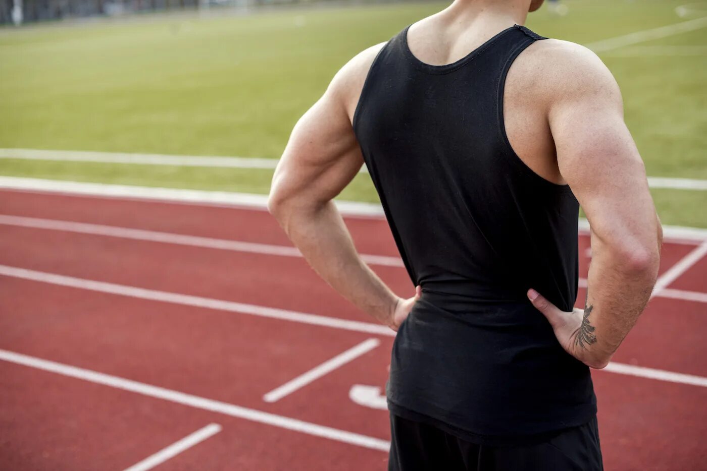 Сколько стоит спортсмен. Спортсмен. Мужчина спортсмен. Спортсмен в полный рост. Серьезный спортсмен стоит.