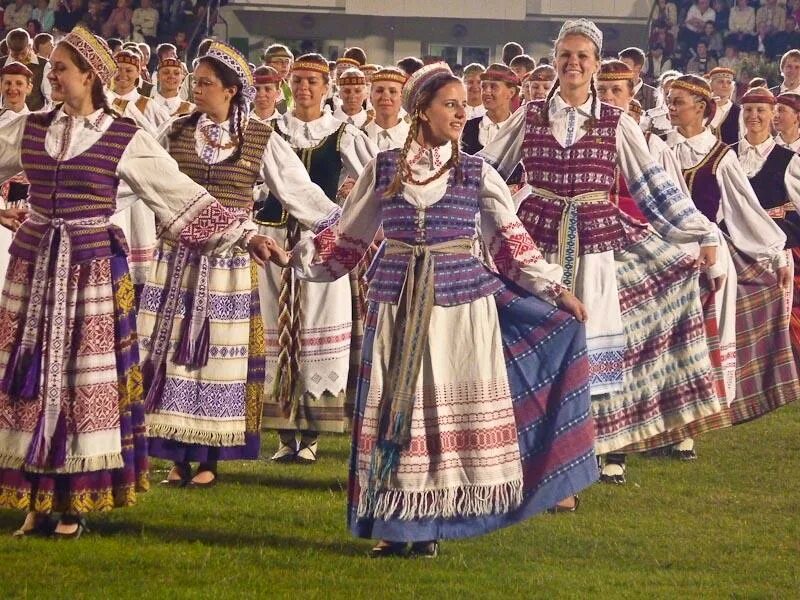 Латыши литовцы и эстонцы. Народные танцы Литвы. Народы Прибалтики: литовцы, латыши, эстонцы культура. Национальный костюм Литвы национальный костюм Литвы. Этнические эстонцы
