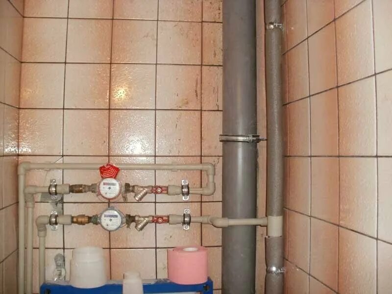 Счетчик воды в ванной. Водопровод в ванную комнату. Сантехника в ванной трубы. Трубы в санузле. Разводка водоснабжения в ванной.