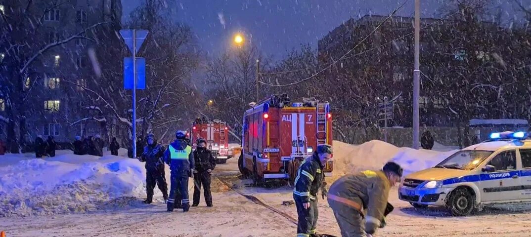 Мчс спасает. Спасение людей пожарными. Пожар в чертаново южное сейчас. День спасателя. Мчс россии спасение людей.