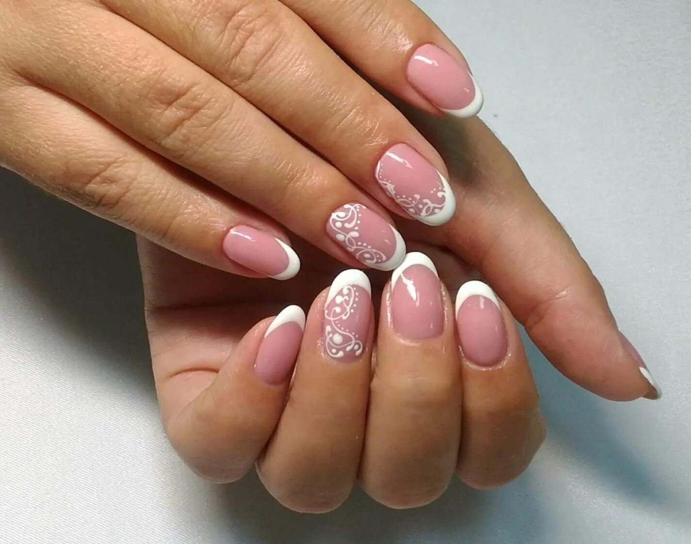 Нежный маникюр. Дизай на круглых ногтэ. Френч на овальные ногти. Овальные ногти. Маникюр овальный нежный.