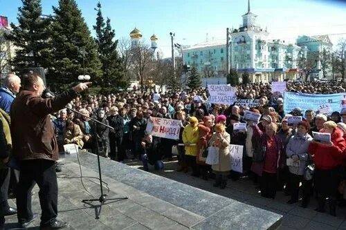 Митинг в Луганске 1 марта 2014. Луганск март 2014. Митинги Луганск. Митинг в Луганске 1 марта.