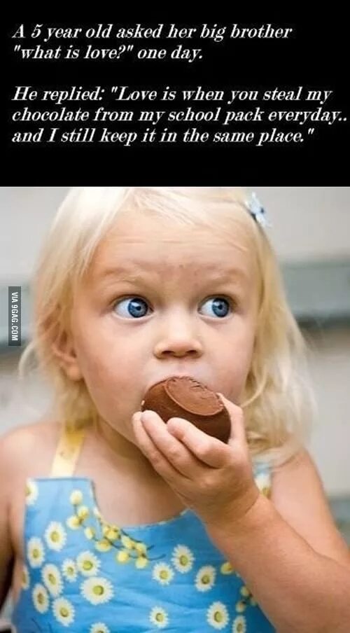 Девочка с шоколадкой. Сладости для детей. Маленький шоколадный ребенок.