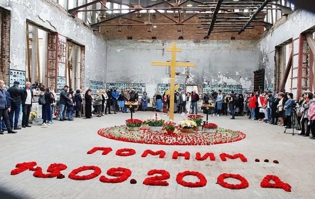 2004 год школа 1 беслан. Северная Осетия Беслан 1 сентября. Школа Беслана 1 сентября 2004. Беслан трагедия 1 сентября.