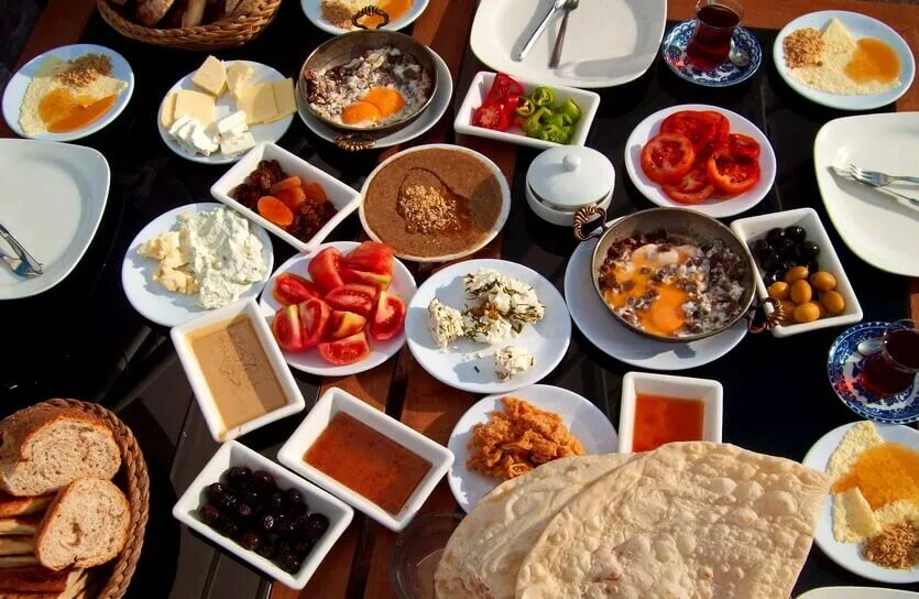 Что нужно попробовать из еды. Турецкий завтрак. Традиционный турецкий завтрак. Еда разных стран. Большой турецкий завтрак.