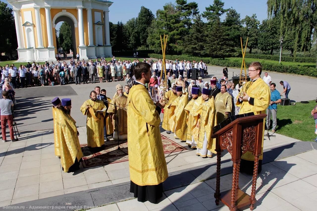 Молебен. РВВДКУ Рязань храм. Молебен фото. Молебен перед собором.