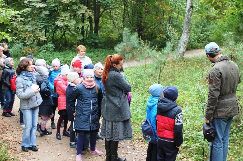 Экскурсии куда. Экскурсии в природу в школе. Экскурсия по лесу. Школьники на экскурсии на природе. Дети на экскурсии на природе.