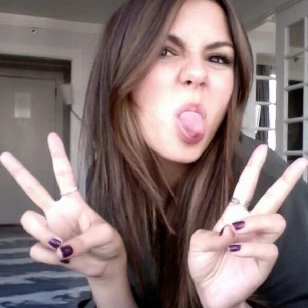 Средний палец селфи. Палец во рту у девушки селфи. Софи тернер 20 лет. Селфи пальцы. Селфи пальцы.