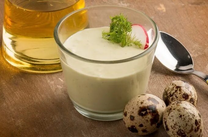 майонез из перепелиных яиц. соус домашний майонез на перепелиных яйцах. перепелиных яиц с ложечкой икры сверху. как сделать майонез из перепелиных яиц. майонез на перепелиных яйцах в домашних.