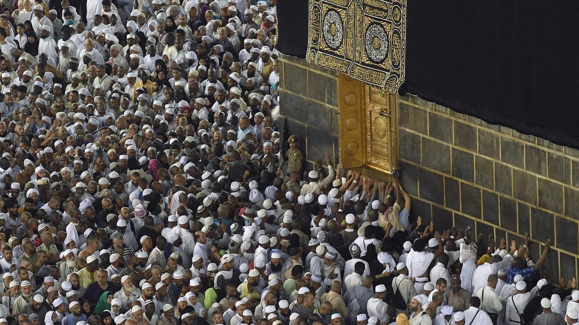 Мусульманин совершает хадж. Паломничество мусульман в Мекку. Кааба 2023. Кааба в Мекке 2023. Саудовская Аравия паломничество 2023г.