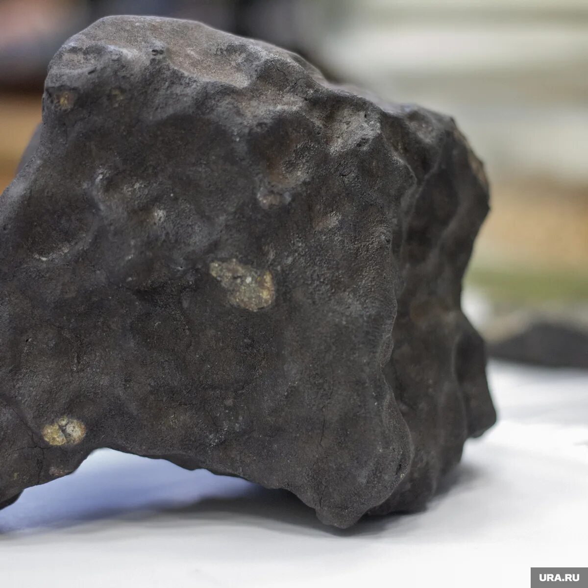 Метеорит с металлическим блеском. Метеориты азовского моря. Метеориты на территории россии. Метеорит чулковский. Металлический метеорит магнитится.