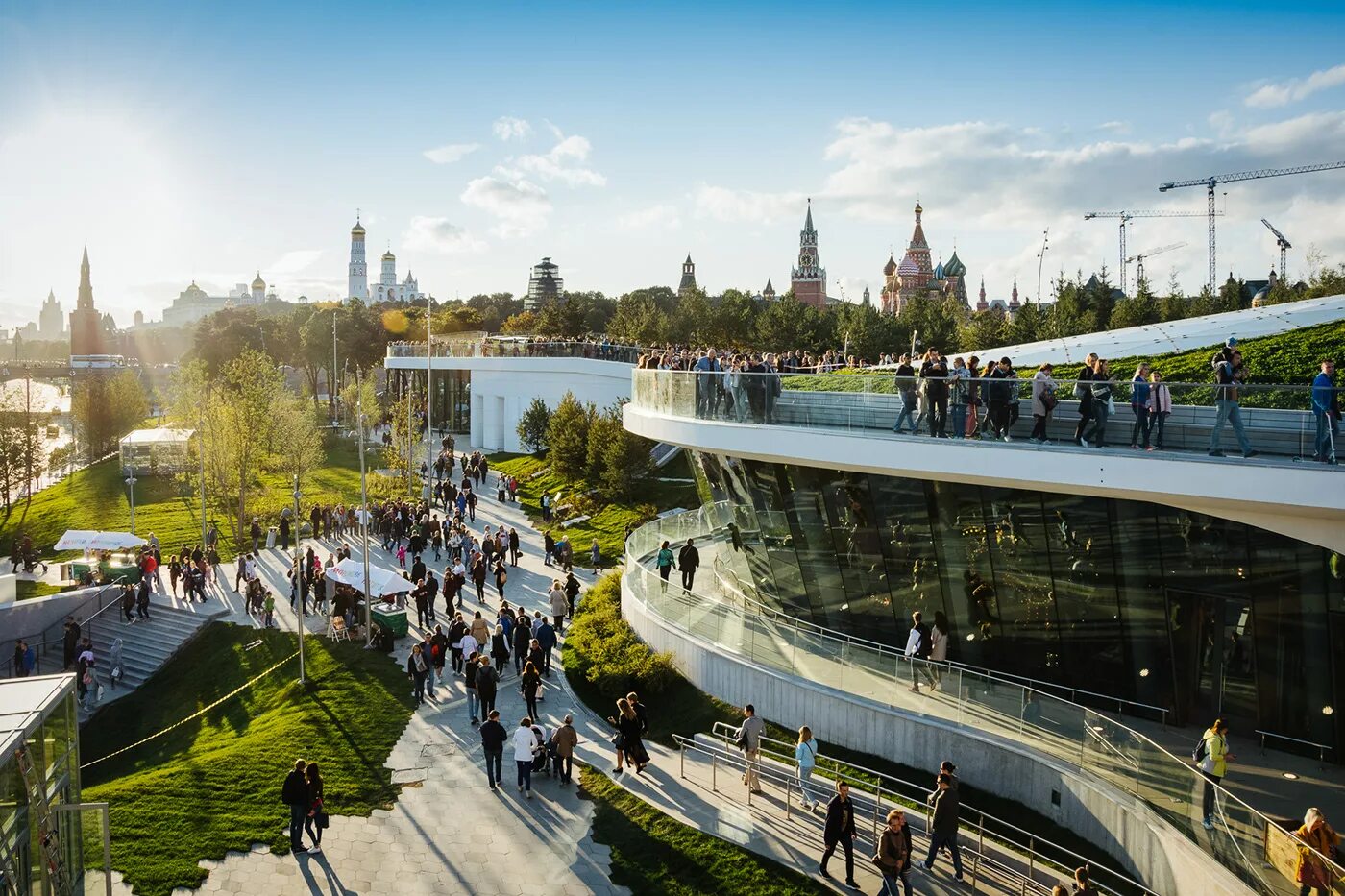 Парки москвы для прогулок сегодня. Парк Зарядье в Москве. Ландшафтный парк Зарядье. Зарядье Варварка 6. Парк в центре Москвы Зарядье.