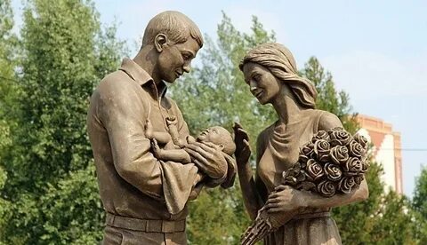 Памятник семейные узы